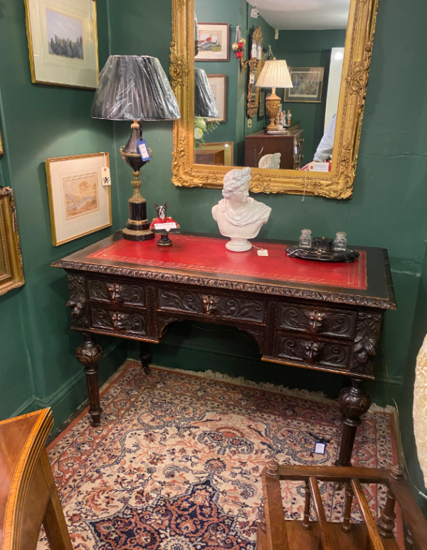 Ruang kerja dengan meja tulis berukiran